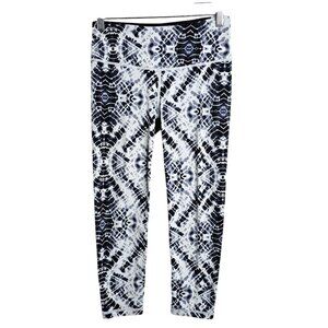 VICTORIA'S SECRET VSX SPORT Knockout Capri Leggings size S GRAY BLACK Cropped